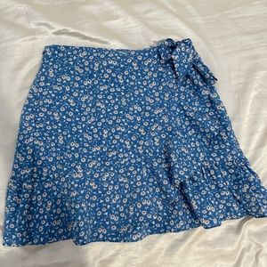 Flower print blue flowy short skirt. With elastic band